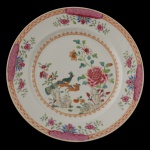 IMPERIO BRASILEIRO. D. JOÃO VI. SERVIÇO DOS PAVÕES  Prato circular e raso em porcelana Cia das Índias, pertencente ao Serviço dos Pavões. Decoração nos esmaltes da Família Rosa. Formato retangular de cantos chanfrados e recortados, caldeira decorada com casal de pavões entre peônias e ramos, circundado por guirlandas floridas. China. Século XVIII. 26 cm. Peça do mesmo serviço reproduzida à pág. 97 do Livro Louça da Aristocracia do Brasil, por Jenny Dreyfeus.