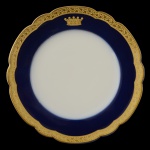 IMPÉRIO BRASILEIRO - VISCONDE DA VARGEM ALEGRE - Prato raso em porcelana francesa pertencente ao Serviço do Visconde de Vargem Alegre (Luís Otávio de Oliveira Roxo. 2 Barão e Visconde de Vargem Alegre). Apresenta borda azul cobalto com friso rendado dourado no centro. França, séc. XIX. 24 cm. Peça do serviço fotografada na página 342 do livro Louça da Aristocracia no Brasil, da Jenny Dreyfus.