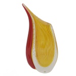 Vaso em cristal de Murano de formato balaústre alongado, ornamentado em amarelo e vermelho, centralizando faixa transparente realçada em bulicante. Bojo abaulado encimado por borda transversal reta, tendo uma extremidade rematada em ponteira. 32 x 16 cm.