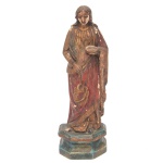 ARTE SACRA. Séc. XIX - Imagem de Santa Luzia em madeira policromada. Apresenta-se a segurando na mão esquerda pequeno prato com os olhos e palma, símbolo de seu martírio, na direita. Exibe longas e amplas vestes bordadas. Base retangular chanfrada. Apresenta defeitos e perdas na pintura. 25 x 8 x 6 cm.