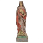 ARTE SACRA. Séc. XIX - Imagem do Sagrado Coração de Maria em madeira policromada. Apresenta-se a santa com a mão direita sobre o peito, com longas e amplas vestes. Base chanfrada. 31 x 10 x 7 cm. Apresenta defeitos e perdas na pintura.
