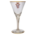 IMPÉRIO BRASILEIRO. BARÃO DO PORTO FELIZ (Campinas, 1830  - Rio Claro, 1880)  Taça em cristal francês translucida pertencente ao Serviço do Barão de Porto Feliz (Cândido José de Campos Ferraz). Apresenta brasão de armas ao centro e friso dourado na borda. Base circular.  20 cm.  Fazendeiro e político brasileiro, líder do Partido Conservador na região de Limeira, São Paulo, e fundador da colônia agrícola de Boa Vista.