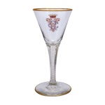 IMPÉRIO BRASILEIRO. BARÃO DO PORTO FELIZ (Campinas, 1830  - Rio Claro, 1880)  Taça em cristal francês translucida pertencente ao Serviço do Barão de Porto Feliz (Cândido José de Campos Ferraz). Apresenta brasão de armas ao centro e friso dourado na borda. Base circular.  18 cm. Fazendeiro e político brasileiro, líder do Partido Conservador na região de Limeira, São Paulo, e fundador da colônia agrícola de Boa Vista.
