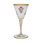 IMPÉRIO BRASILEIRO. BARÃO DO PORTO FELIZ (Campinas, 1830  - Rio Claro, 1880)  Taça em cristal francês translucida pertencente ao Serviço do Barão de Porto Feliz (Cândido José de Campos Ferraz). Apresenta brasão de armas ao centro e friso dourado na borda. Base circular.  14 cm. Fazendeiro e político brasileiro, líder do Partido Conservador na região de Limeira, São Paulo, e fundador da colônia agrícola de Boa Vista.