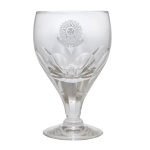 ESTADOS UNIDOS DO BRASIL 15 de Novembro de 1889 - Copo em cristal lapidado, com bojo cônico realçado por facetas dedão. Apresenta à frente gravação com o brasão de armas dos Estados Unidos do Brazil, tendo estrela de 5 pontas e data de 15 de Novembro de 1889. Haste facetada apoiada em base circular. 14 cm.