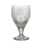 ESTADOS UNIDOS DO BRASIL 15 de Novembro de 1889 - Copo em cristal lapidado, com bojo cônico realçado por facetas dedão. Apresenta à frente gravação com o brasão de armas dos Estados Unidos do Brazil, tendo estrela de 5 pontas e data de 15 de Novembro de 1889. Haste facetada apoiada em base circular. 12 cm.