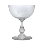 IMPERIO BRASILEIRO. VISCONDE DE GUAY (Salvador, Bahia, 1841 - Rio de Janeiro, 1914) Taça para champagne  em cristal francês translucido, da Maison Baccarat pertencente ao Serviço do Visconde de Guay (Joaquim Elísio Pereira Marinho). Bojo liso com a inscrição: Gauly. . Comerciante, banqueiro e político brasileiro. Título de Barão e Visconde.