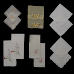 Lote constando de 71 peças, sendo guardanapos e porta copos em tecidos variados e com bordados distintos. 7 (22 x 22 cm), 11 amarelos (14 x 23 cm), 17 (28 x 28 cm), 24 branco com flor (42 x 42 cm), 8 branco com pequeno desenho rosa e verde (40 x 36 cm) e 4 brancos (28 x 28 cm).