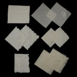 Lote constando de 80 peças, sendo guardanapos e porta copos em tecidos variados e com bordados distintos: 10 (46 x 48 cm), 24 (40 x 43 cm), 20 (38 x 40 cm), 8 (30 x 32 cm), 12 (40 x 38 cm) e 6 (38 x 40 cm).