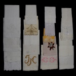 Lote constando de 22 toalhas de mão de tecidos, modelos e bordados distintos. Tamanhos variados. Maior: 70 x 44 cm (maior)..