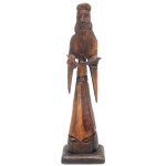 Imagem contemporânea em madeira nobre, representando São Francisco de Assis exibindo pássaros em suas mãos. Base retangular. 38 x 10 x 8 cm.