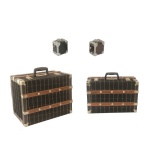 Conjunto com par de pequenas caixas quadrangulares de cor preta com tampas e fechos, reforçadas por cantoneiras. Acompanham 2 maletas retangulares de mesmo modelo, porém de tamanhos distintos, revestidas por tecido preto com finas listras. Quinas e laterais realçadas por arremates em metal e madeira. 21 x 45 x 32 cm / 16 x 40 x 25 cm e 8 x 12 x 12 cm(2 peças).