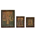 Escola de Cuzco - Conjunto de 3 quadros, óleo s/ tela, sendo o maior representando Coroação de N. Sra., outro com a legenda N.S. de Alta Gracia e o menor titulado N.S. del Patronato.... Molduras em madeira esculpida com estilizações. 30 x 32 cm (MI). 35 x 27 cm (ME) / 18 x 12 cm (MI). 24 x 18 cm (ME) E 17 x 13 cm (MI). 20 x 18 cm (ME). Um deles com furo na tela.