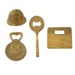Lote constando de 4 abridores em metal dourado polido diversos, sendo: 1 chave (14 cm), 1 chapéu (5 x 6 cm), 1 de formato quadrado (8 x 8 cm) e 1 na forma de medalha (9 x 6 cm).