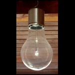 Luminária de teto na forma de grande lâmpada.