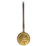 Esquentador de cama em metal dourado e cabo de madeira. 90 x 25 cm