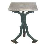 Mesa lateral para jardim. Pés arqueados em ferro pintado de verde.. 75 x 50 x 50 cm.