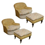 Par de poltronas de descanso com suas respectivas banquetas. Encostos levemente recurvos, ladeados por braços revirados, centralizando assentos com almofadões altos. Bases acompanhando o formato. Banquetas com assentos retangulares sob almofadas, apoiados em pernas retas e torneadas, rematadas por rodinhas. Estofamento em tecido floral estampado sobre fundo amarelo e almofadas de mesmo padrão em fundo branco. Sinais de uso. 70 x 90 x 80 cm (poltronas). 40 x 60 x 50 cm (banquetas). Esta disponivel para ser visto. Este lote encontra-se na Granja Julieta, SP. Retirada com agendamento antecipado em nosso Escritório do Leilão  11.5044.1228
