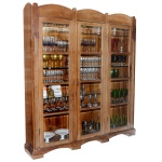 Belíssimo armário reto em madeira clara, construído em 3 secções. Apresenta colunas filetadas, portas envidraçadas e frontões arqueados ladeados por ponteiras. Interiores com prateleiras. Ilhargas lisas e base com recurvos, apoiada em pés baixos. 219 x 194 x 34 cm. Este lote encontra-se na Granja Julieta, SP. Retirada com agendamento antecipado em nosso Escritório do Leilão. Está disponível para ser visto.