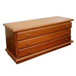 Grande cômoda baixa em madeira clara e lisa. Tampo retangular saliente, apoiado em caixa reta com frente apresentando 3 gavetões superpostos. Base acompanhando o estilo, com friso canelado, sustentado por sóculo retraído. 50 x 120 x 40 cm. Esta disponivel para ser visto. Este lote encontra-se na Granja Julieta, SP. Retirada com agendamento antecipado em nosso Escritório do Leilão  11.5044.1228