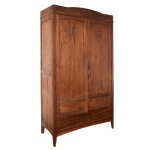 Armário de quarto em madeira clara, com caixa retangular ornada por almofadas. Frente apresentando par de portas ornamentadas por molduras e medalhões esculpidos. Interior com prateleiras e porta cabides. Base retilínea realçada por gavetão com chave, apoiada em pés retos. 225 x 120 x 50 cm. Esta disponivel para ser visto. Este lote encontra-se na Granja Julieta, SP. Retirada com agendamento antecipado em nosso Escritório do Leilão  11.5044.1228.