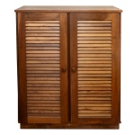 Armário (sapateira) em madeira clara, de formato retangular. Tampo retangular liso apoiado em caixa reta. Apresenta frente com par de portas venezianas e interior com prateleiras. Base retilínea e retraída. 110 x 88 x 40 cm. Esta disponivel para ser visto. Este lote encontra-se na Granja Julieta, SP. Retirada com agendamento antecipado em nosso Escritório do Leilão  11.5044.1228.