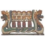 Talha de parede tailandesa, policromada dourada, representando 4 atendentes alinhadas de pé sobre corpo de dragão. Base retangular reta. 30 x 50 cm. (MI). 50 x 29 cm