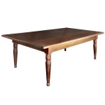 Grande mesa para jantar em madeira nobre com tampo retangular liso e saliente. Saia reta, apoiada em pernas no formato de colunas torneadas e aneladas, rematadas por pés em bolotas. 78 x 230 x 130 cm. Esta disponivel para ser visto. Este lote encontra-se na Granja Julieta, SP. Retirada com agendamento antecipado em nosso Escritório do Leilão  11.5044.1228.
