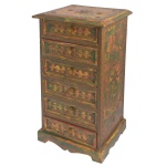 Pequeno móvel gaveteiro em madeira pintada com decoração policromada e estilizada. Tampo retangular saliente, apoiado em corpo reto apresentando 6 gavetas superpostas. Base em degrau com saia recortada nas quinas por pés retos. 46 x 27 x 20 cm.