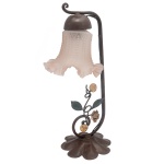 Luminária de mesa em metal patinado. Haste tubular recurva, rematada na base por voluta realçada com ramos floridos e apoiada em flor recortada com pétalas lisas. Braço superior arqueado, sustentando pequena cúpula semiesférica. Tulipa em cristal moldada com borda ondulada e revirada.   40 x 17 cm.