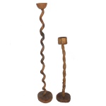 Lote constando de 2 castiçais em madeira entalhados .em retorcidos. 136 cm e 93 cm. Sinais de uso e do tempo.