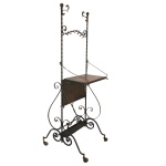 Bar ou floreira com estrutura em ferro e base em madeira articulada. Sinais de uso e do tempo.  Esta disponivel para ser visto. Este lote encontra-se na Granja Julieta, SP. Retirada com agendamento antecipado em nosso Escritório do Leilão  11.5044.1228