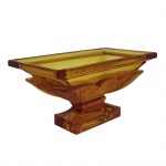 Moser. Czechoslovakia. Séc. XX - Original floreira retangular em cristal alemão de cor âmbar. Bojo com laterais reviradas e recamadas por espessa faixa floral, moldada com arqueado em alto relevo. Borda lisa e saliente. Haste curta esparramada sobre base reta acompanhando formato e estilo. Selo da procedência. 12 x 26 x 14 cm.