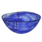 KOSTA BODA. Suécia. Séc. XX - Bowl cônico fundo em cristal sueco de cor azul. Apresenta decoração abstrata e pincelada em degradês de várias tonalidades, realçada por traços pretos e brancos. Base retraída plana. Selo da manufatura na lateral. 16.5 x 35 x 35 cm.