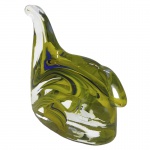 KOSTA BODA. Suécia. Séc. XX - Escultura em cristal sueco transparente, mesclada com tonalidades verde limão e realce em azul, representando cisne estilizado. Selo da manufatura na base. 11.5 x 10 x 5 cm.