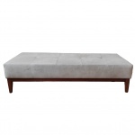 FERNANDO JAEGGER (Santa Cruz do Sul, Rio Grande do Sul, 1956). Designer Brasileiro - Banqueta de formato retangular com estrutura em madeira e detalhes em couro natural. 42 x 130 x 70 cm.. Este lote encontra-se no endereço do comitente em Campos Elíseos, SP. A retirada precisa de agendamento prévio com o nosso escritório no telefone 11;5044.1228