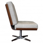 FERNANDO JAEGGER (Santa Cruz do Sul, Rio Grande do Sul, 1956)  Designer Brasileiro - Poltrona de formato retangular com assento em madeira com almofada estofada em tecido. Pés em aço cromado. 90 x 70 x 70 cm.