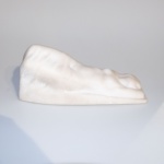 JOÃO BATISTA FERRI (1896 - 1978) - Mulher Nua Reclinada - Escultura em mármore branco. Assinada. 9 x 22 x 7 cm.
