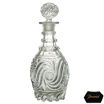 BACCARAT - Licoreiro em cristal francês, translucido. Bojo de linhas arredondadas com decoração em ondulados. Pega da tampa na forma de esfera. 27 cm.