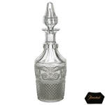 BACCARAT  Licoreiro em cristal francês translucido e lapidado. Bojo com larga faixa moldada em arabescos. Pega da tampa na forma de pinha, 26 cm.