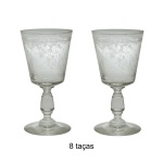 Conjunto de 8 taças para vinho em vidro translúcidos. Hastes lisas e aneladas, apoiadas em pés circulares.14 cm. Apresenta belíssima e delicada lapidação.