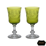 BACCARAT - Par de cálices em cristal francês de tonalidade verde. Bojo com decoração floral. Haste e base translucidas. 12 cm.