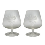 NAPOLEÃO BONAPARTE - Par de taças para conhaque em cristal francês, decoração acidada e lapidação manual. Motivos: coroa e letra maiúscula N. Base redonda e fuste liso. Séc. XX. 13 cm.