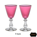 BACCARAT - Conjunto de 6 lindos cálices para vinho em cristal francês. Apresenta bojo na cor cônico vermelho e frisos dourados na borda e na base. Haste e pés translúcidos. 13 cm.