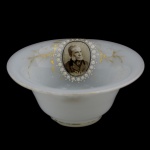 Raro bowl em opalina de formato circular, de cor leitosa. Apesenta reserva central  pontilhada com Busto de Nobre Brasileiro.  Detalhes em dourado. 6 x 16 cm.