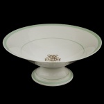 IMPÉRIO BRASILEIRO.  BARONESA LEOPOLDINA - Fazenda São Martinho  Fruteira de pé alto em porcelana francesa da manufatura de Limoges. Apresenta monograma. Pertenceu ao Serviço da Baronesa Leopoldina da "Fazenda São Martinho". Séc. XIX / XX.