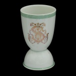 BARONESA LEOPOLDINA - FAZENDA SÃO MARTINHO - Porta ovo quente em porcelana francesa da manufatura de Limoges, apresentando monograma da fazenda em reserva central. Pertenceu ao Serviço da Baronesa Leopoldina na "Fazenda São Martinho". Séc. XIX. 10 x 6 cm.