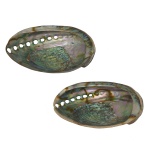 Conjunto de 2 conchas naturais de abalone de formato ovalado, conhecidas também pelo nome de Orelha do mar. Apresentam ricas irisações multicoloridas em furta cor. 5 x 16 x 13 cm.