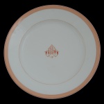 Prato em porcelana francesa. Fundo de superficie branca com friso na cor rosa na borda. Iniciais entrelaçadas. 21 cm. No verso chancela da CH. Pillivuy & Co, Paris, Medaille Dor.
