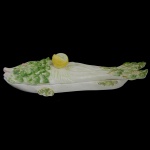 WEISS - Legumeira em cerâmica nacional policromada na forma de peixe, predominando a cor verde  Pega na forma de um limão. Na base marca da manufatura. 15 x 55 x 23 cm.